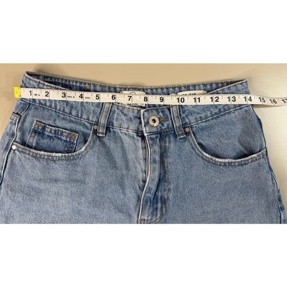 Cotton On Mom Jean Cutoff Shorts Women’s 6 Light Wash - Picture 2 of 8